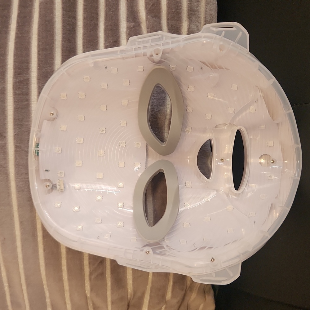 White LED Facial Mask - Picture 5 of 6
